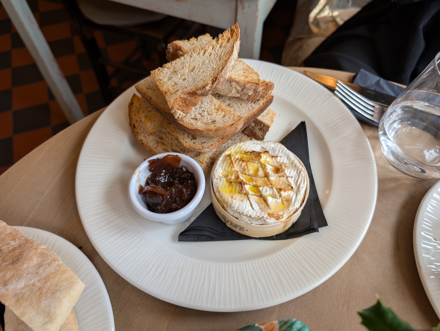 Pečený camembert s brusinkami: podzimní recept