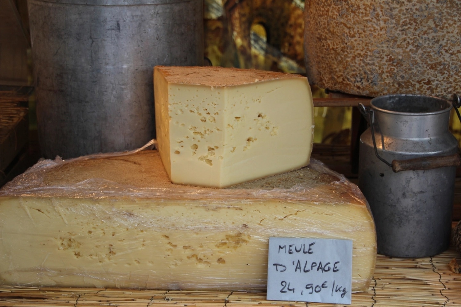 Emmental: proč má díry a oříškovou chuť